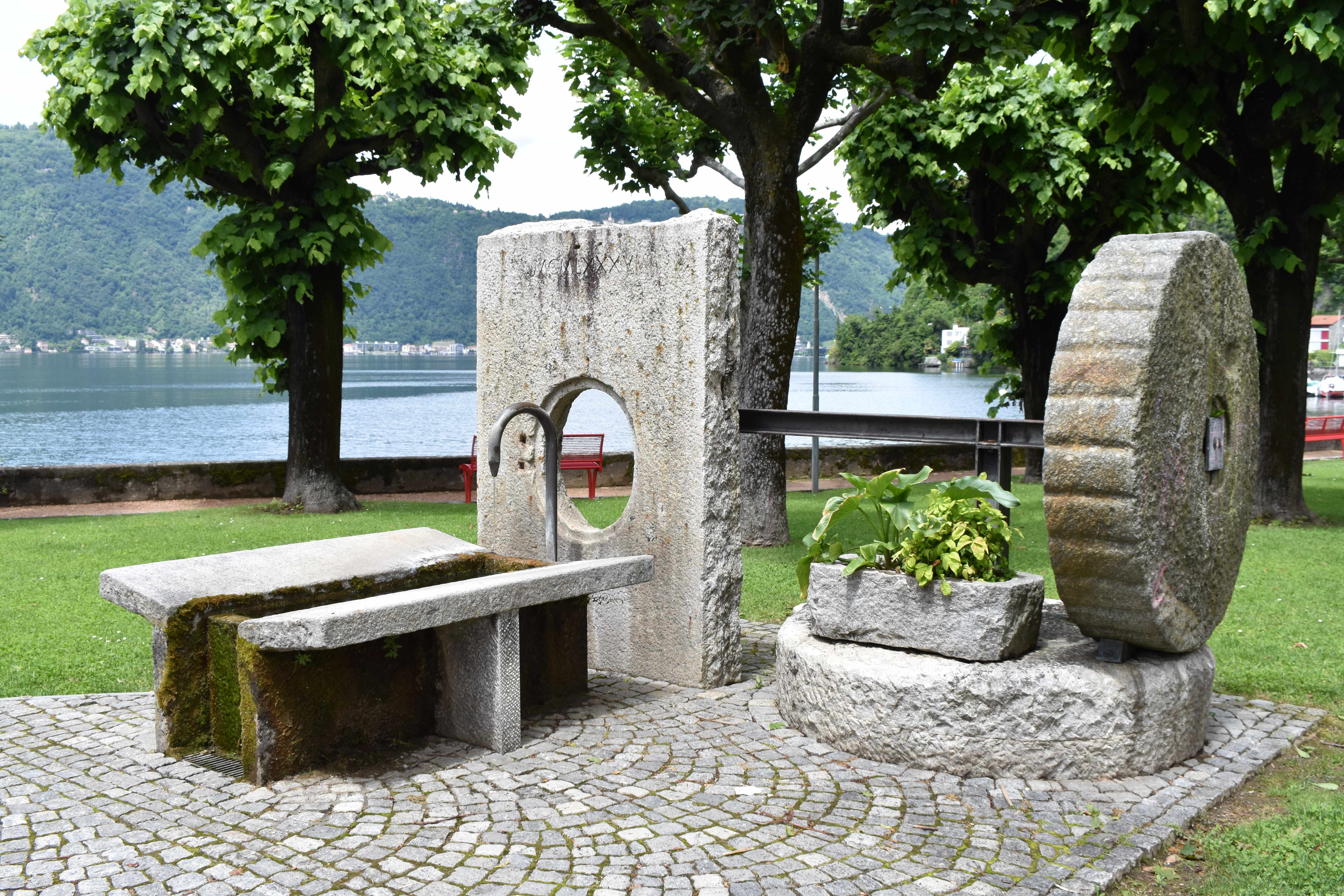 Muehlstein bei der Kirche von Maroggia